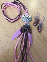 Collar plumas